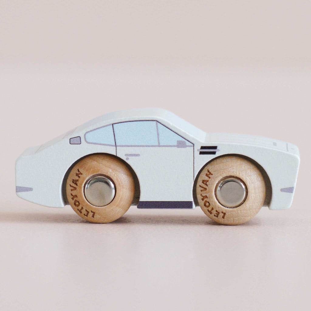 Houten auto Aaron - nr. 6 - Auto's en voertuigen Le Toy Van - In den Olifant