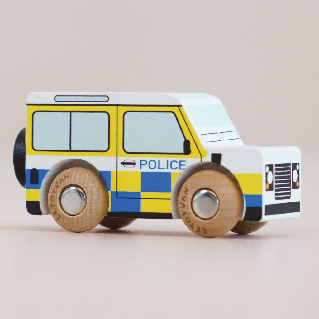 Houten auto Bobby - nr. 40 - Auto's en voertuigen Le Toy Van - In den Olifant