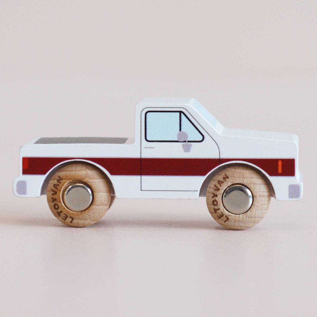 Houten auto Charlie - nr. 30 - Auto's en voertuigen Le Toy Van - In den Olifant