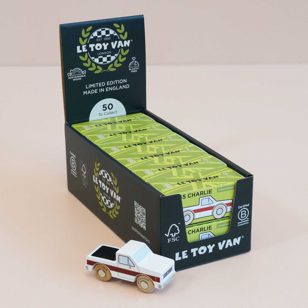 Houten auto Charlie - nr. 30 - Auto's en voertuigen Le Toy Van - In den Olifant