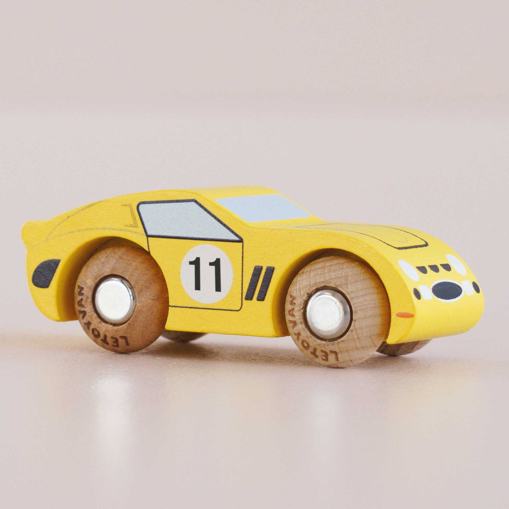 Houten auto Luca - nr. 24 - Auto's en voertuigen Le Toy Van - In den Olifant