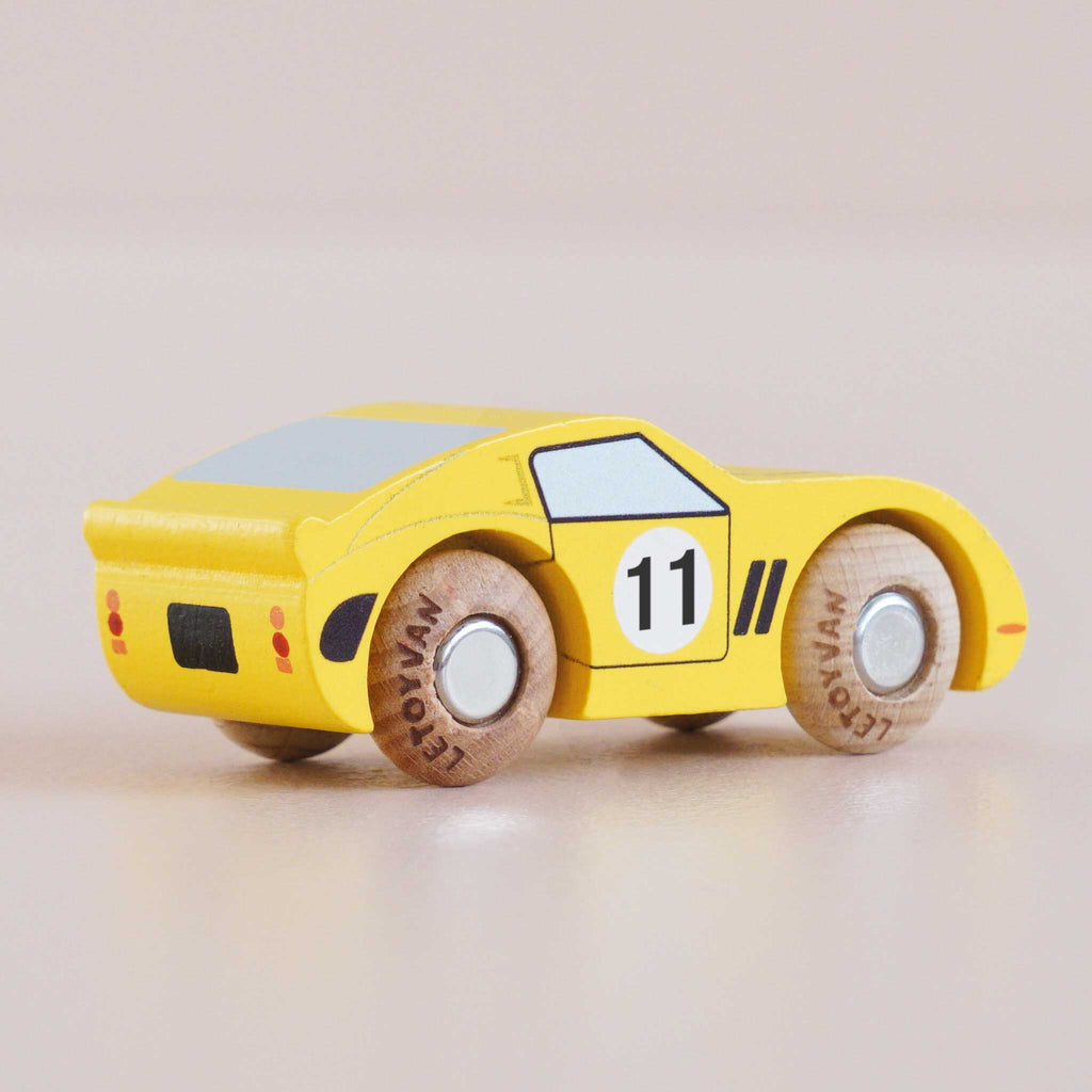 Houten auto Luca - nr. 24 - Auto's en voertuigen Le Toy Van - In den Olifant