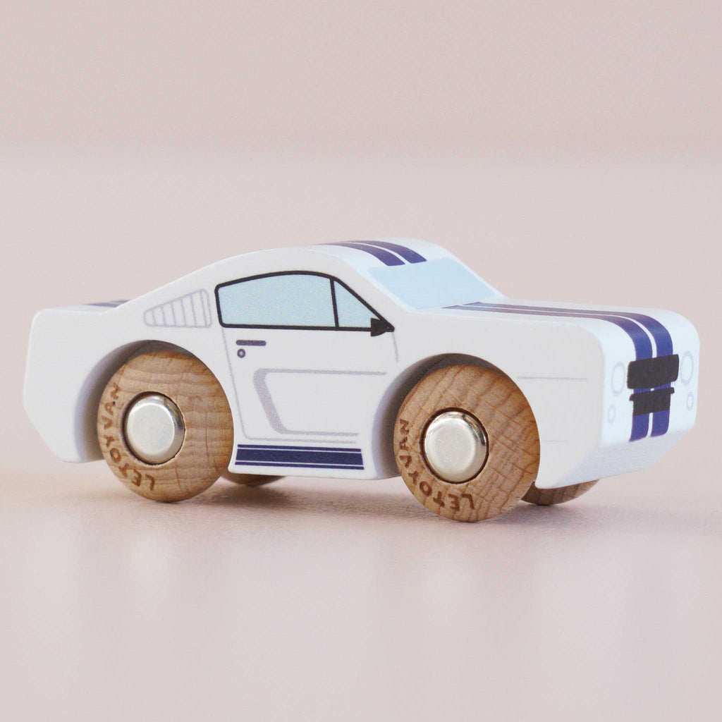 Houten auto Maverick - nr. 17 - Auto's en voertuigen Le Toy Van - In den Olifant