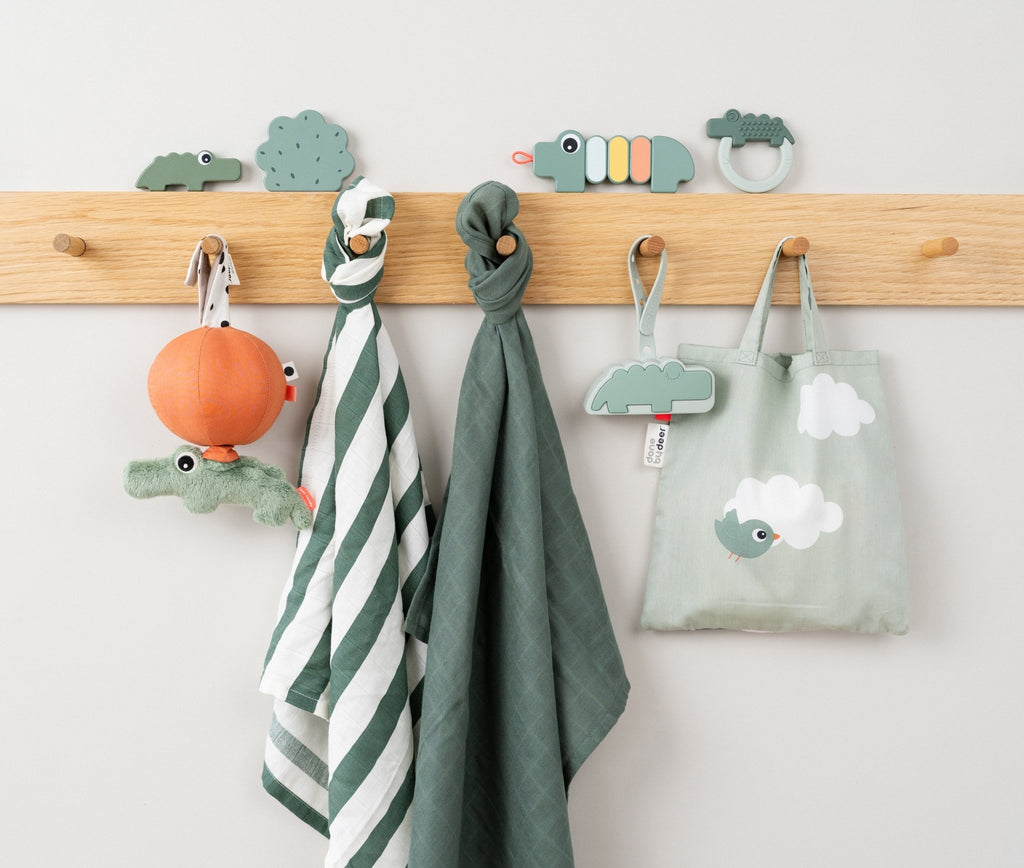 Houten babyspeeltje Twist & Turn Toy Croco Green - Activiteitenspeelgoed Done by Deer - In den Olifant