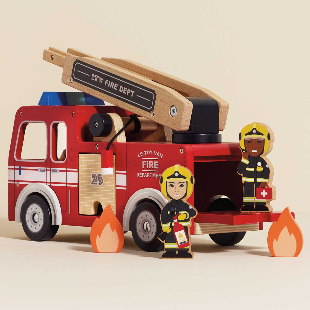 Houten brandweerwagen met 2 speelfiguren - Auto's en voertuigen Le Toy Van - In den Olifant