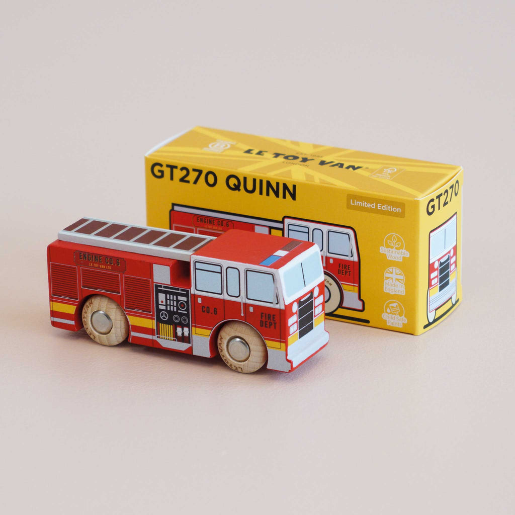 Houten brandweerwagen Quinn - nr. 44 - Auto's en voertuigen Le Toy Van - In den Olifant