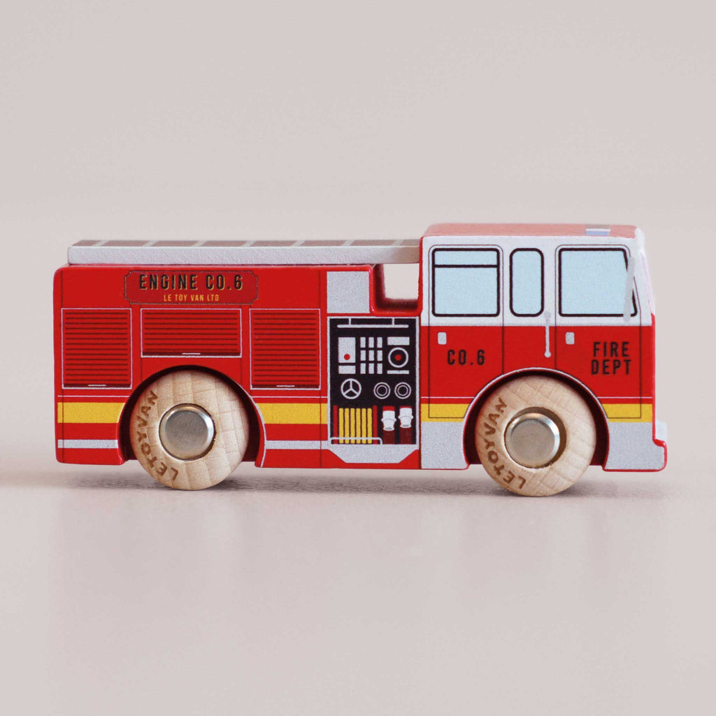 Houten brandweerwagen Quinn - nr. 44 - Auto's en voertuigen Le Toy Van - In den Olifant