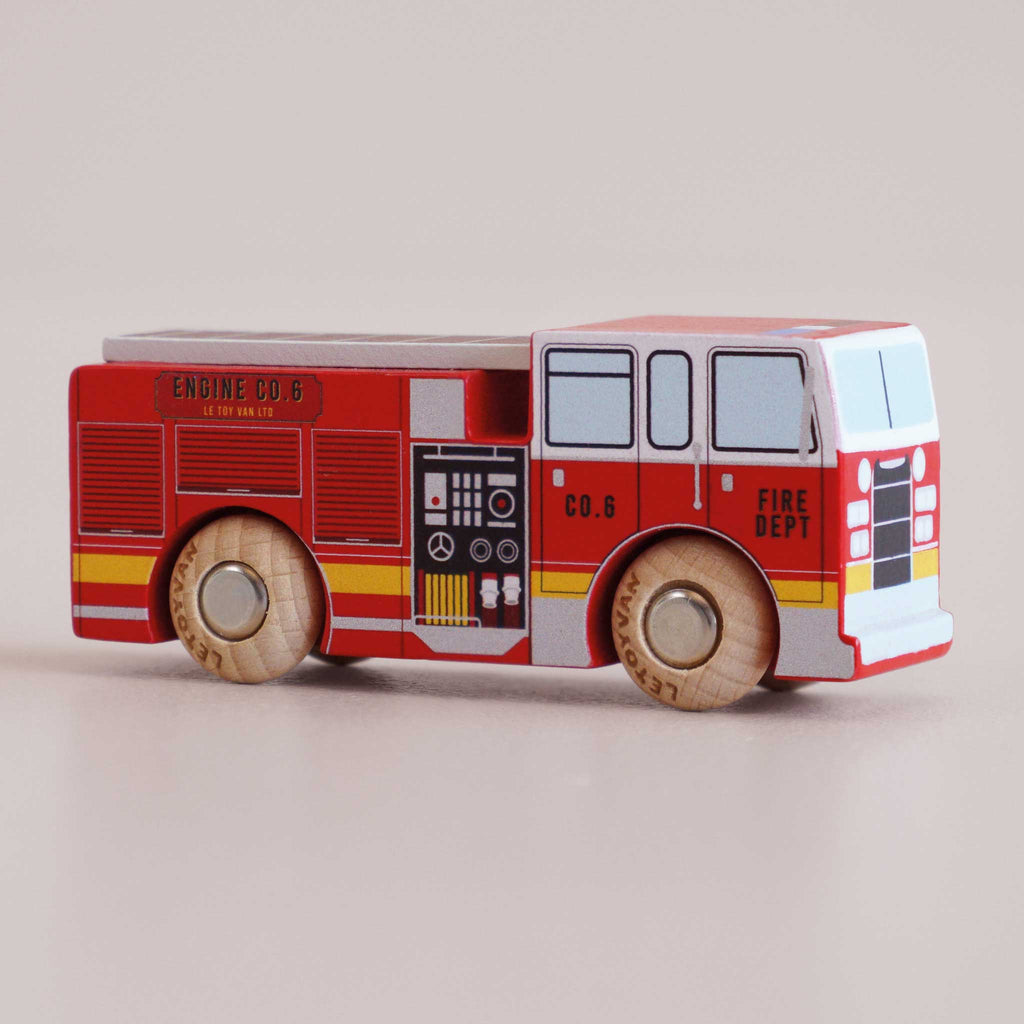 Houten brandweerwagen Quinn - nr. 44 - Auto's en voertuigen Le Toy Van - In den Olifant