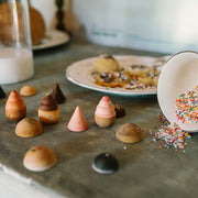 Houten gebakjes Bakes - set van 12 - Open ended speelgoed Grapat - In den Olifant