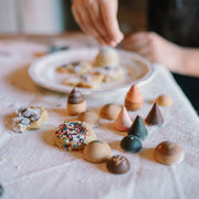 Houten gebakjes Bakes - set van 12 - Open ended speelgoed Grapat - In den Olifant