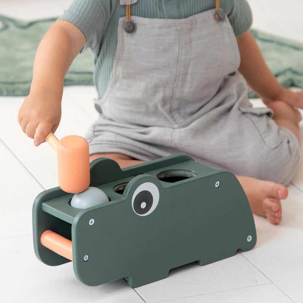 Houten hamerbankje - Croco Green - Houten babyspeelgoed Done by Deer - In den Olifant