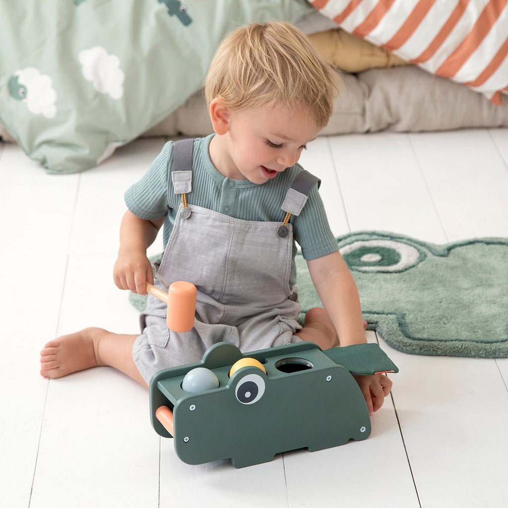 Houten hamerbankje - Croco Green - Houten babyspeelgoed Done by Deer - In den Olifant