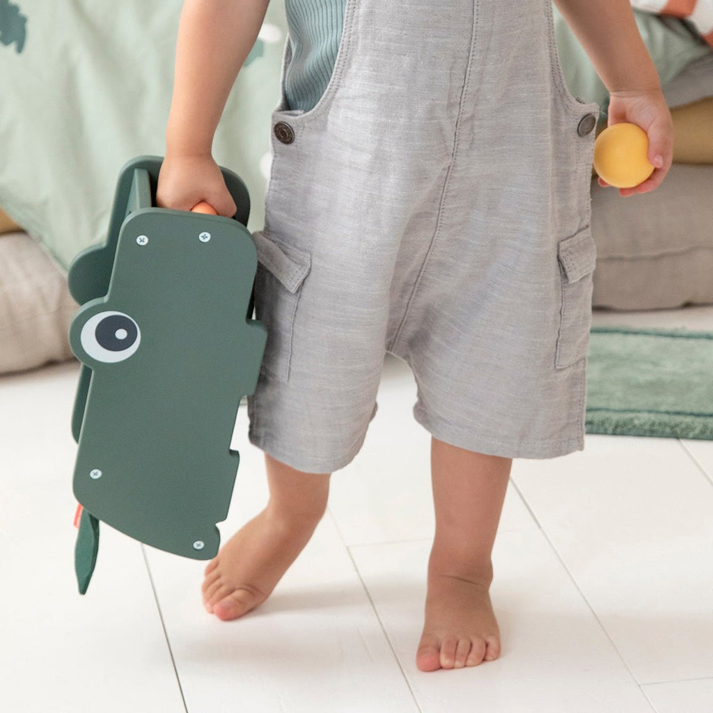 Houten hamerbankje - Croco Green - Houten babyspeelgoed Done by Deer - In den Olifant