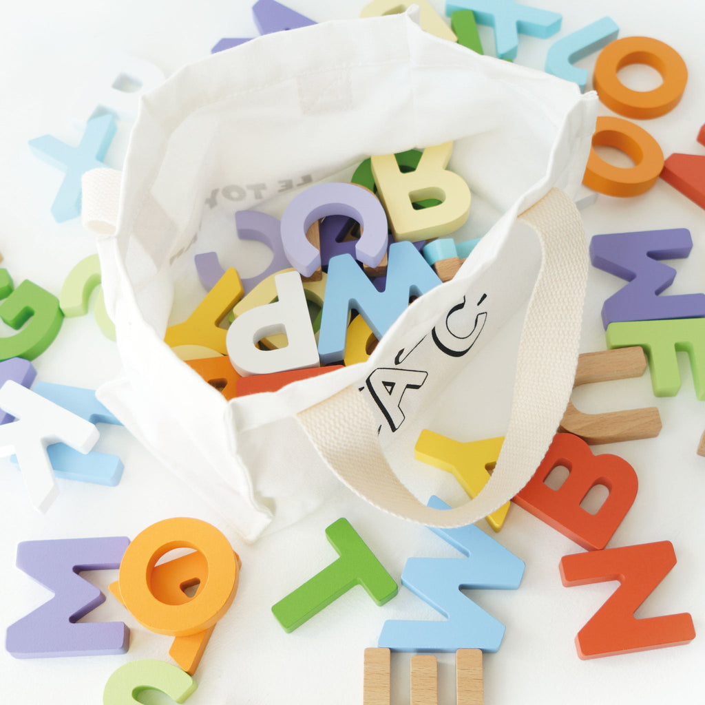 Houten letters in tasje - Alphabet - Educatieve spelletjes Le Toy Van - In den Olifant