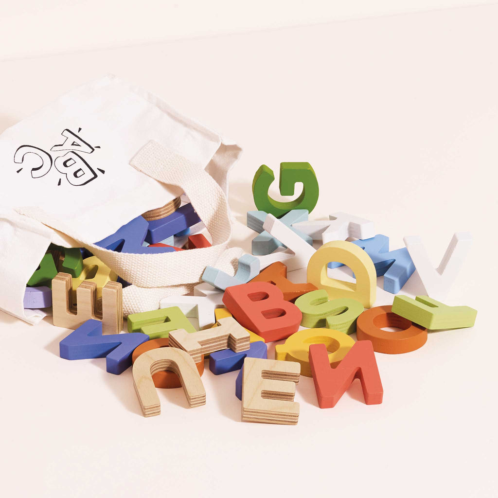 Houten letters in tasje - Alphabet - Educatieve spelletjes Le Toy Van - In den Olifant