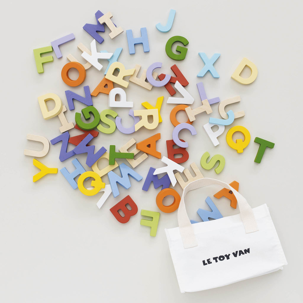 Houten letters in tasje - Alphabet - Educatieve spelletjes Le Toy Van - In den Olifant