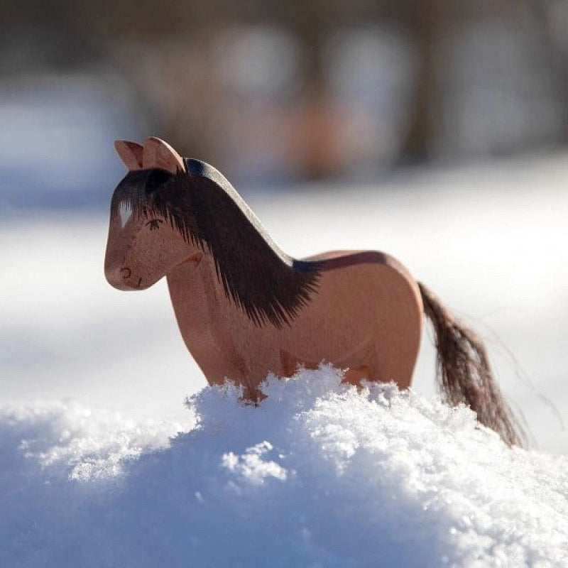 Houten paard speeldier Ijslander Hrókur - 12,2 cm - Speeldieren Ostheimer - In den Olifant