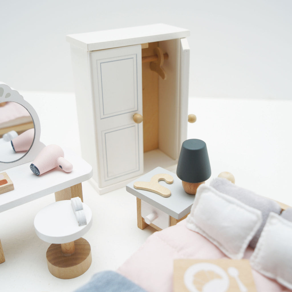 Houten poppenhuismeubels slaapkamer ouders - 19 delige set - Poppenhuismeubels en accessoires Le Toy Van - In den Olifant
