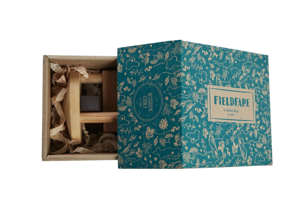 Houten rammelaar in mooi geschenkdoosje - Fieldfare - Rammelaars Wooden Story - In den Olifant