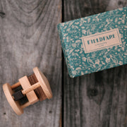 Houten rammelaar in mooi geschenkdoosje - Fieldfare - Rammelaars Wooden Story - In den Olifant