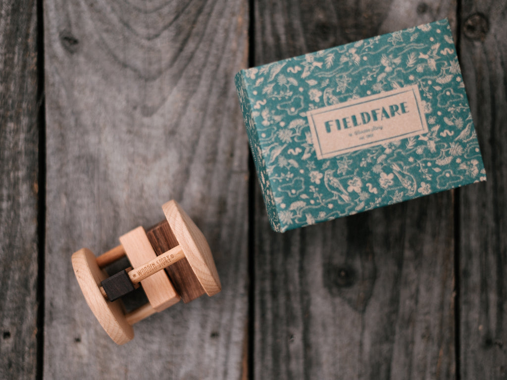 Houten rammelaar in mooi geschenkdoosje - Fieldfare - Rammelaars Wooden Story - In den Olifant