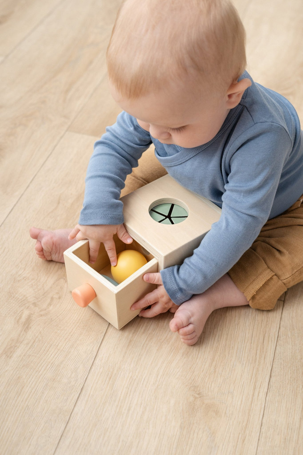 Houten sorteerspeeltje - Hide&Find Box Nozo Colour mix - Houten babyspeelgoed Done by Deer - In den Olifant