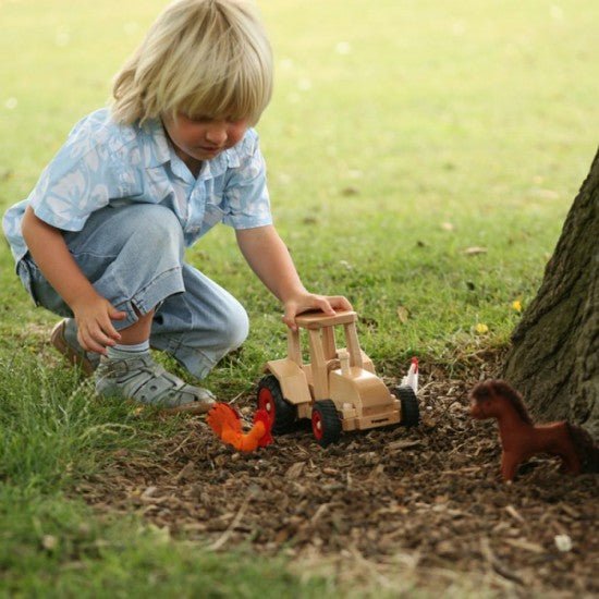 Houten Tractor Modern met 2 popjes - Auto's en voertuigen Fagus - In den Olifant