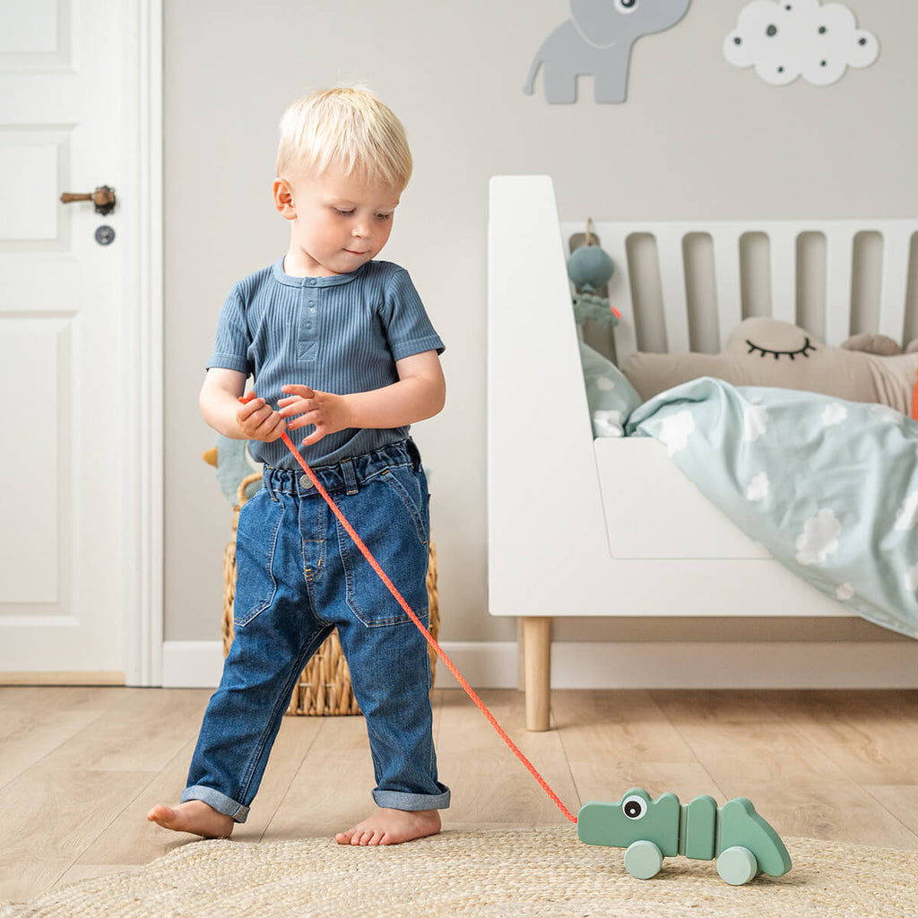 Houten trekspeeltje Croco Green - Trek - en duwspeelgoed Done by Deer - In den Olifant