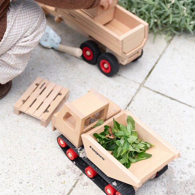 Houten voertuig Caterpillar Dumper met 2 popjes - Auto's en voertuigen Fagus - In den Olifant