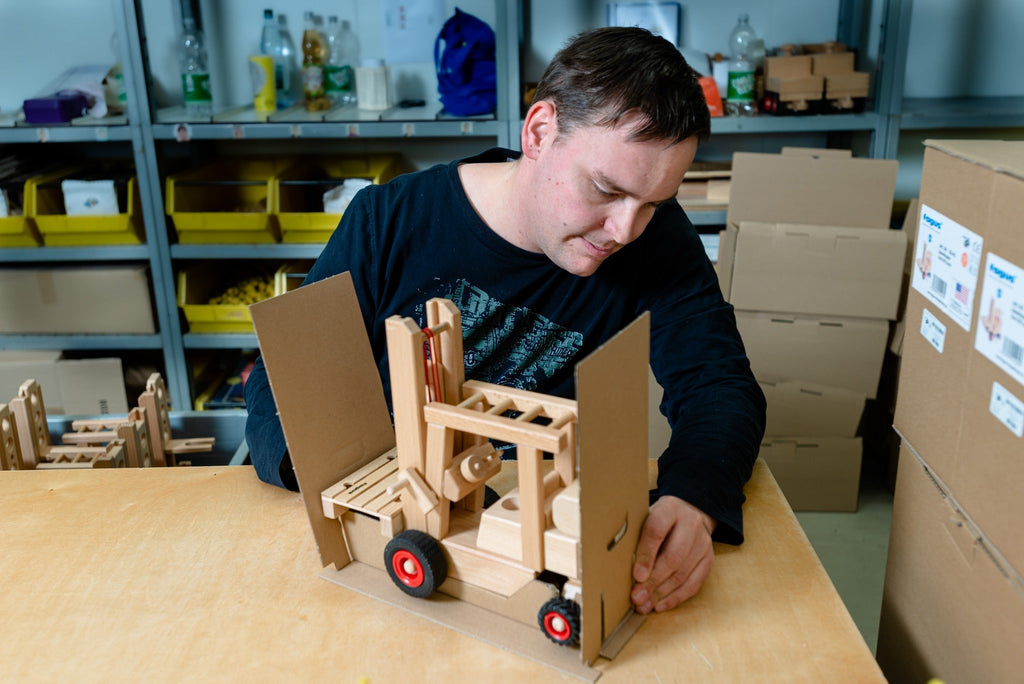 Houten vorklift Gabelstapler - 29 cm - Auto's en voertuigen Fagus - In den Olifant