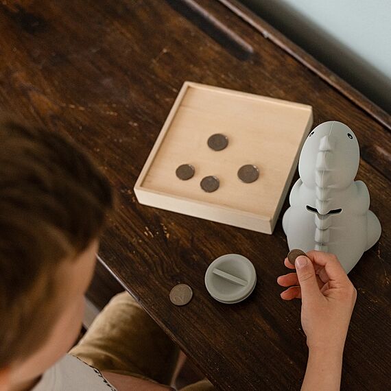 Jeroom Dino SAGE GROEN SPAARPOT LARGE | H 16,5 x 14,9 x 10,8 cm - Spaarpotten AP Junior - In den Olifant