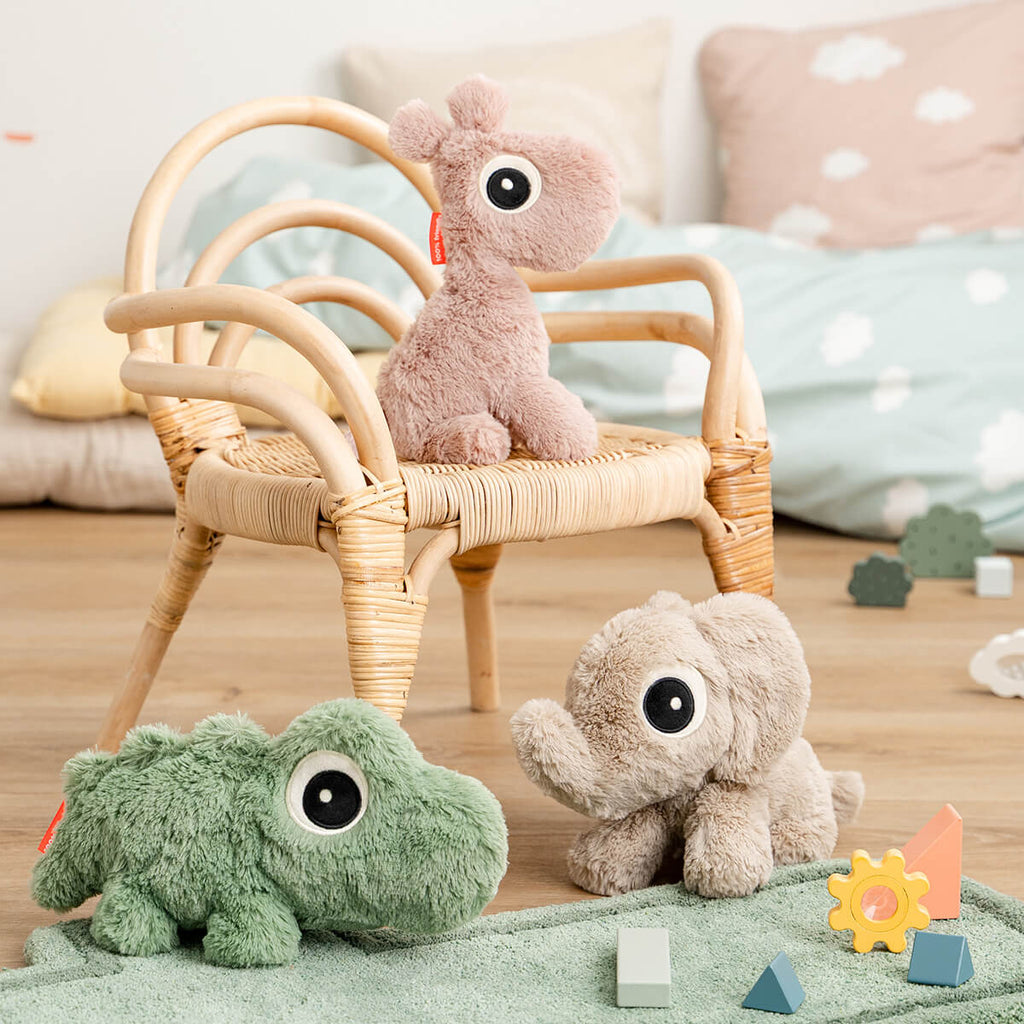 Knuffel Giraf Cuddle bestie Raffi Powder - 26 cm - Wilde dieren Done by Deer - In den Olifant