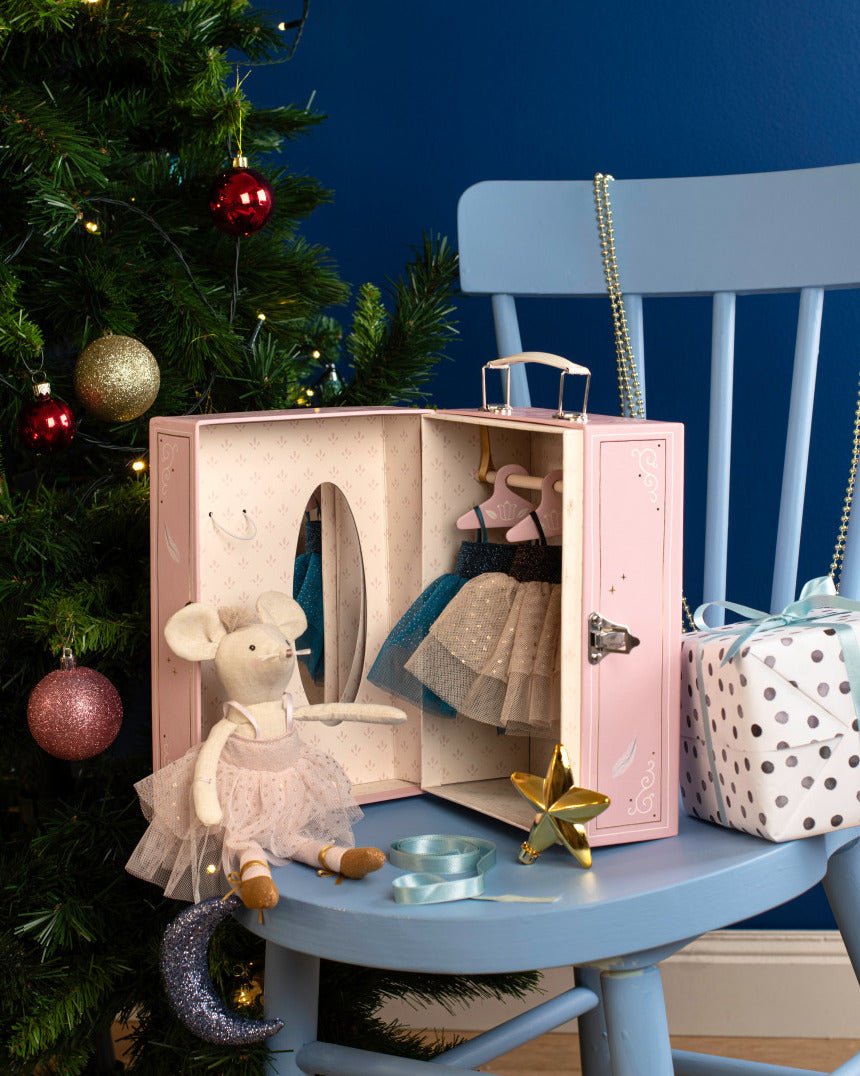 Knuffelmuis + koffer met tutu's La petite école de danse - Speelsets Moulin Roty - In den Olifant