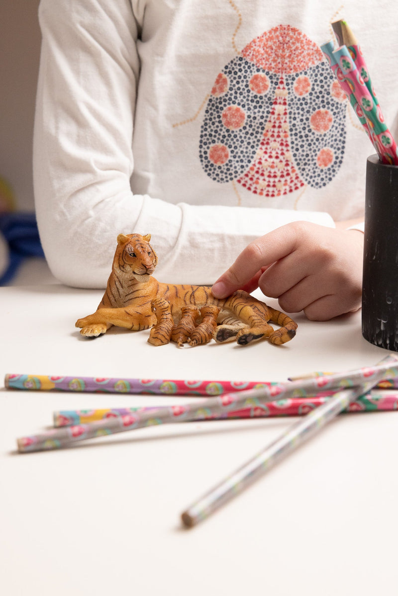 Liggende tijgerin met 3 zoogende welpen - Speeldieren Papo - In den Olifant