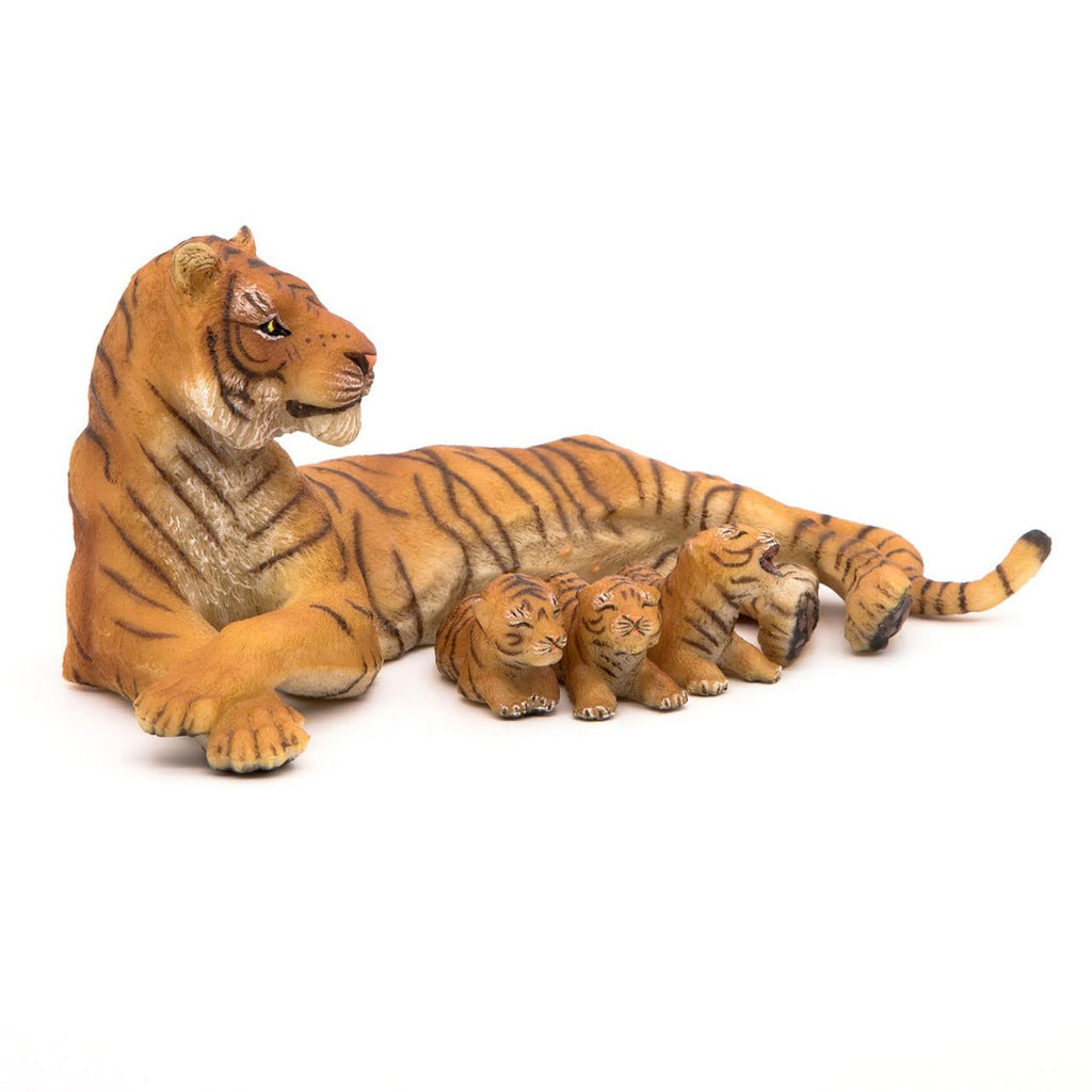 Liggende tijgerin met 3 zoogende welpen - Speeldieren Papo - In den Olifant