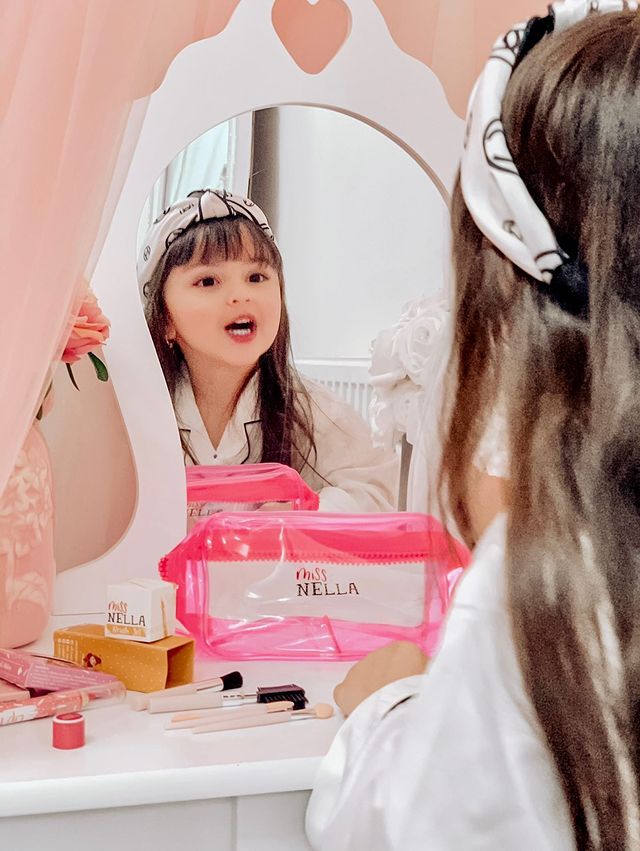 Make - upset Pink Bag of Wonders - set van 8 - Kinderschmink en tattoos Miss Nella - In den Olifant