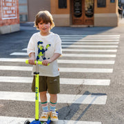 Maxi Micro Deluxe LED blauw geel neon - 5 tot 12 jaar - Steppen Micro Mobility - In den Olifant