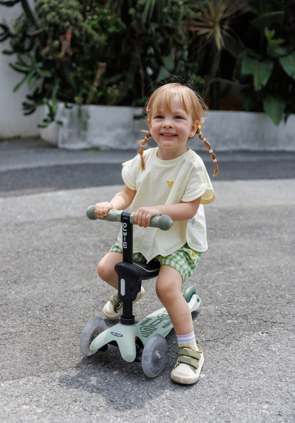 Meegroei step Micro Mini2Grow 4in1 step 2.0 LED groen - 1 tot 6 jaar - Steppen Micro Mobility - In den Olifant