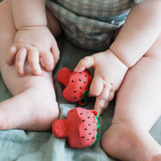 Mini Bijtspeeltje - Sweetie the Strawberry Mini Baby Teether - Bijtspeelgoed Oli&Carol - In den Olifant