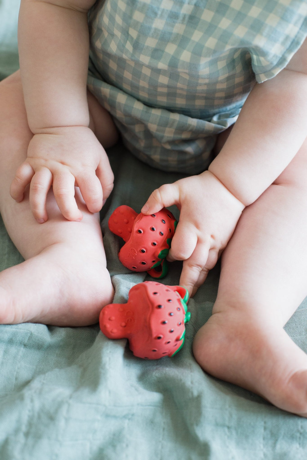 Mini Bijtspeeltje - Sweetie the Strawberry Mini Baby Teether - Bijtspeelgoed Oli&Carol - In den Olifant