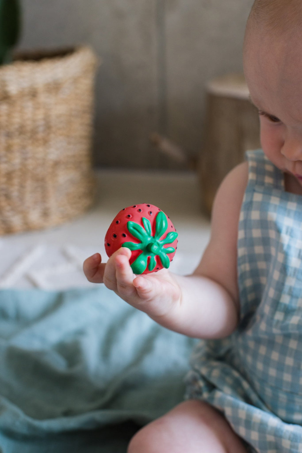 Mini Bijtspeeltje - Sweetie the Strawberry Mini Baby Teether - Bijtspeelgoed Oli&Carol - In den Olifant