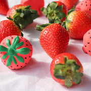 Mini Bijtspeeltje - Sweetie the Strawberry Mini Baby Teether - Bijtspeelgoed Oli&Carol - In den Olifant