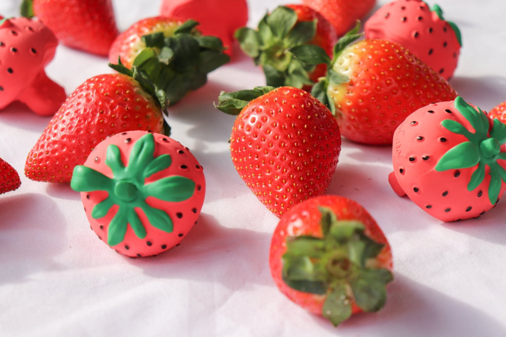 Mini Bijtspeeltje - Sweetie the Strawberry Mini Baby Teether - Bijtspeelgoed Oli&Carol - In den Olifant