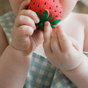 Mini Bijtspeeltje - Sweetie the Strawberry Mini Baby Teether - Bijtspeelgoed Oli&Carol - In den Olifant