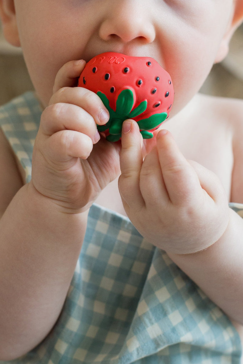 Mini Bijtspeeltje - Sweetie the Strawberry Mini Baby Teether - Bijtspeelgoed Oli&Carol - In den Olifant
