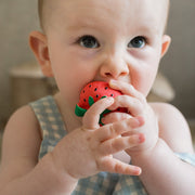 Mini Bijtspeeltje - Sweetie the Strawberry Mini Baby Teether - Bijtspeelgoed Oli&Carol - In den Olifant