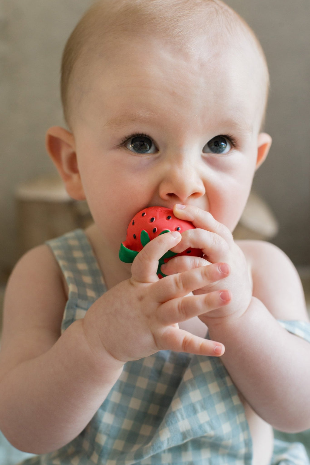 Mini Bijtspeeltje - Sweetie the Strawberry Mini Baby Teether - Bijtspeelgoed Oli&Carol - In den Olifant