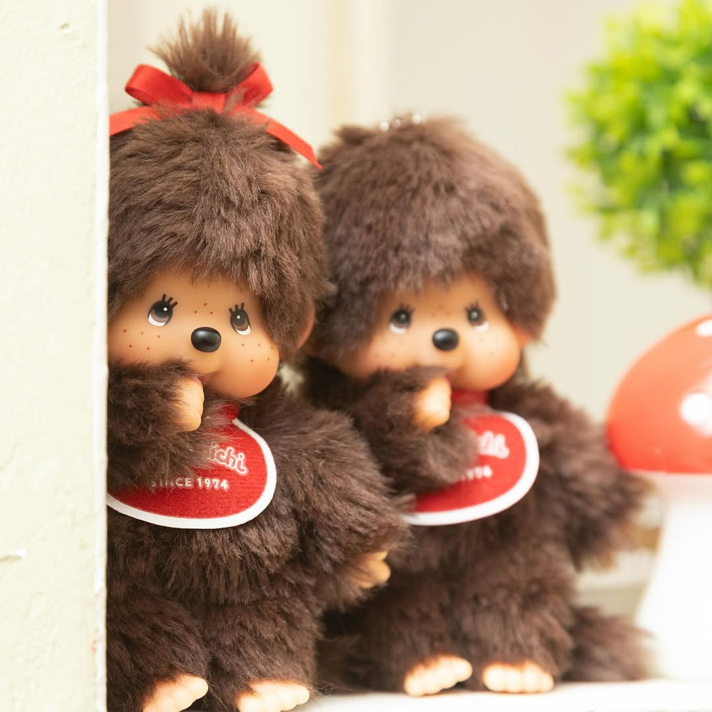 Monchhichi Jongen met slab rood - 20 cm - Fantasieknuffels Monchhichi - In den Olifant