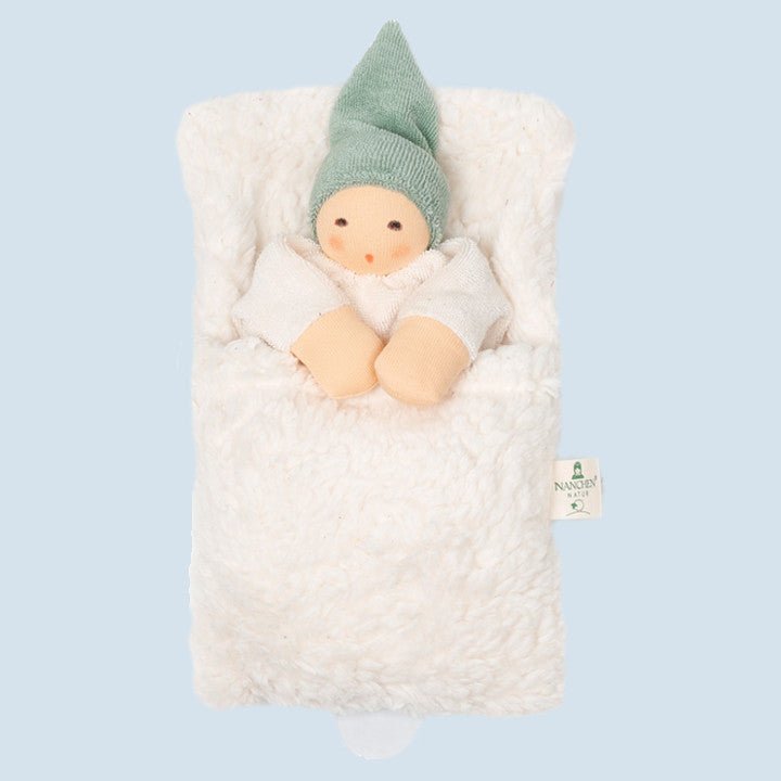 Muziekknuffel Nucki in bedje Salie - 22 cm - Muziekknuffels Nanchen Natur - In den Olifant