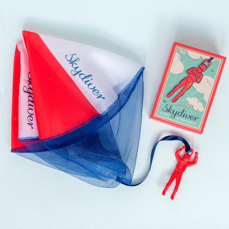 Parachutist in doosje - Traditional Skydiver Toy - Actief buitenspeelgoed REX London - In den Olifant
